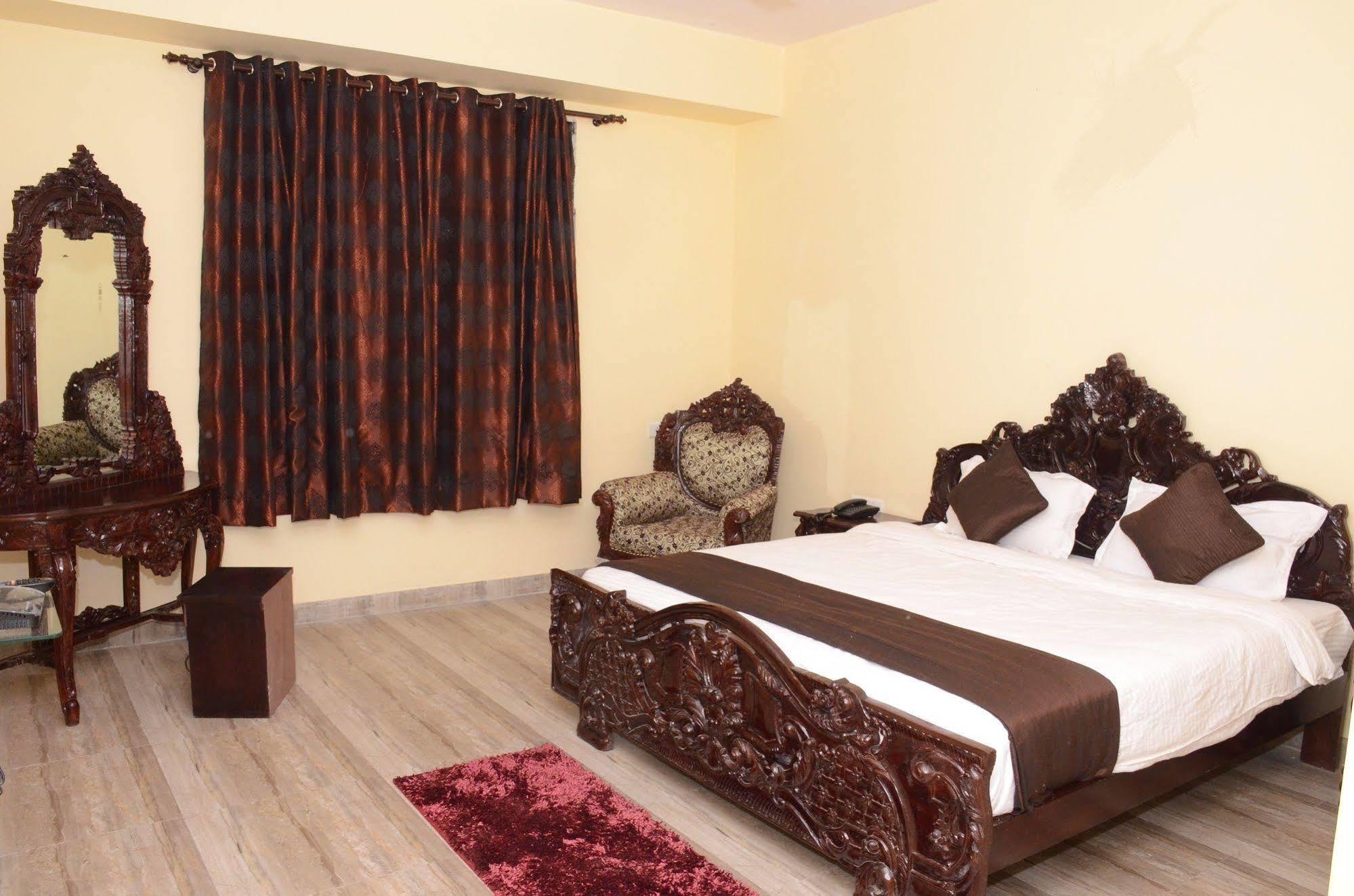 Laxmi Niwas 3*